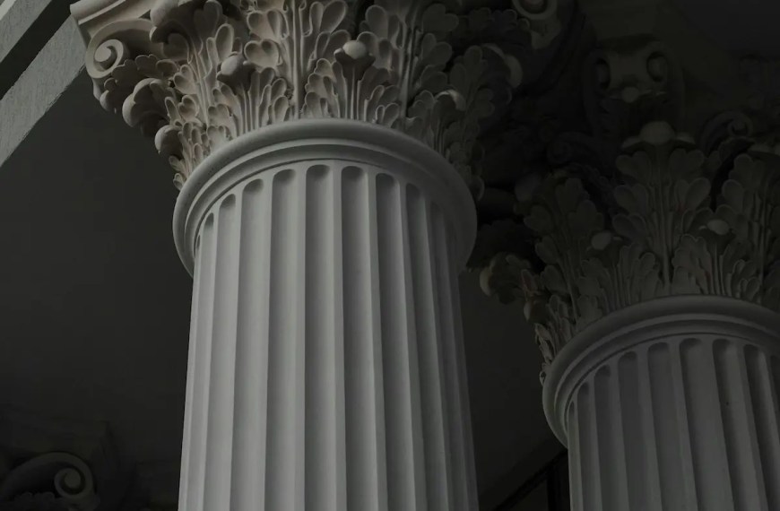 Prestigious university architecture representing the best EdD programs and doctoral leadership pathways in 2025.